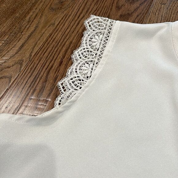 White blouse with lace cap sleeves Sz s - Picture 2 of 4